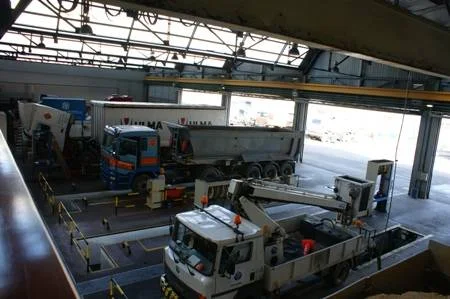 Interior del taller con vehículos industriales
